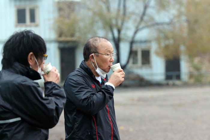 Đợt tập huấn này cũng được đẩy lên vào thời điểm thích hợp để sau khi kết thúc tập huấn, thầy trò HLV Park Hang Seo vẫn có đủ quỹ thời gian cần thiết để di chuyển sớm sang Kyrgyzstan và làm quen với điều kiện thời tiết tại đây.