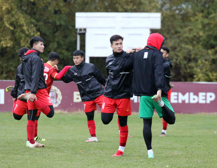 Sau đó, thông qua quan hệ quốc tế, VFF đã kết nối với LĐBĐ UAE để bố trí ĐT U23 Việt Nam sang Dubai tập huấn và thi đấu 2 trận giao hữu quốc tế chất lượng với U23 Tajikistan và U23 Kyrgyzstan. 