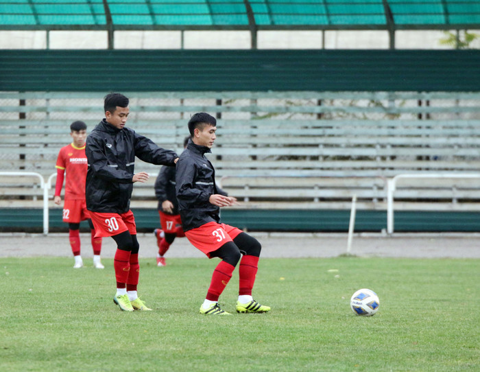 Trong buổi luyện quân này, HLV Park Hang-seo đã dành nội dung trọng tâm cho các bài phối hợp tấn công và dứt điểm cầu môn. Ông Park tỏ ra đặc biệt kỹ tính và đưa ra những yêu cầu rất cao với các học trò. 