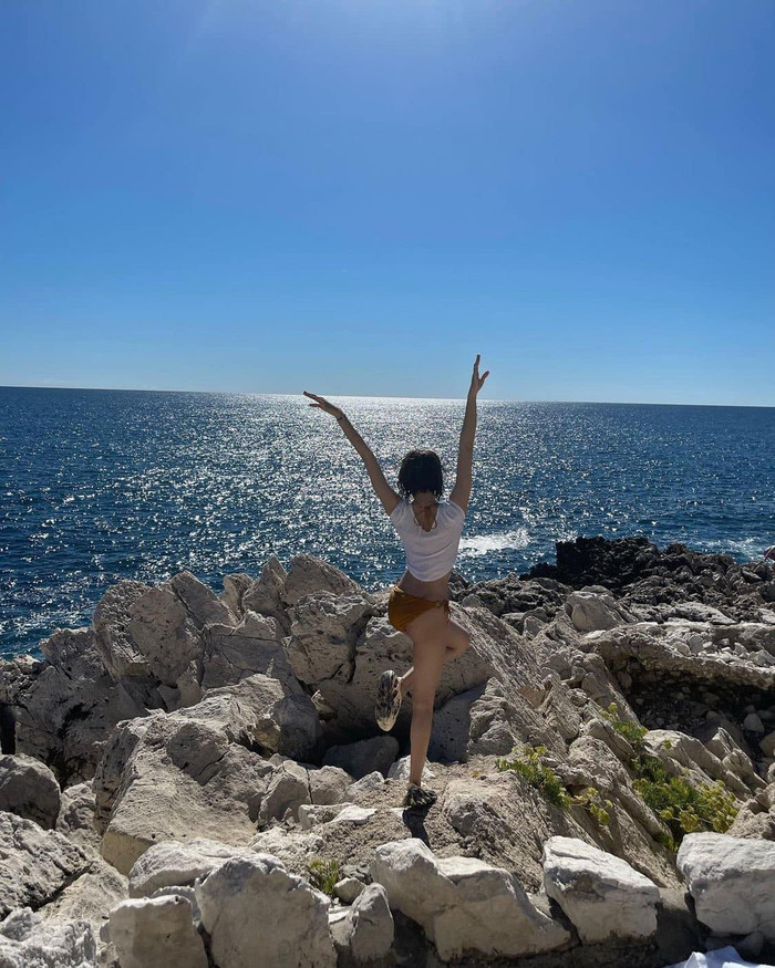 Lisa Black Pink 'nóng bỏng mắt' trong hình ảnh chụp hình bên biển trời Châu Âu 