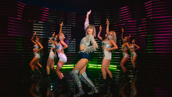 Búp bê Thái mặc áo mix cùng quần jeans ngắn và đôi boots bạc ánh kim lấp lánh 