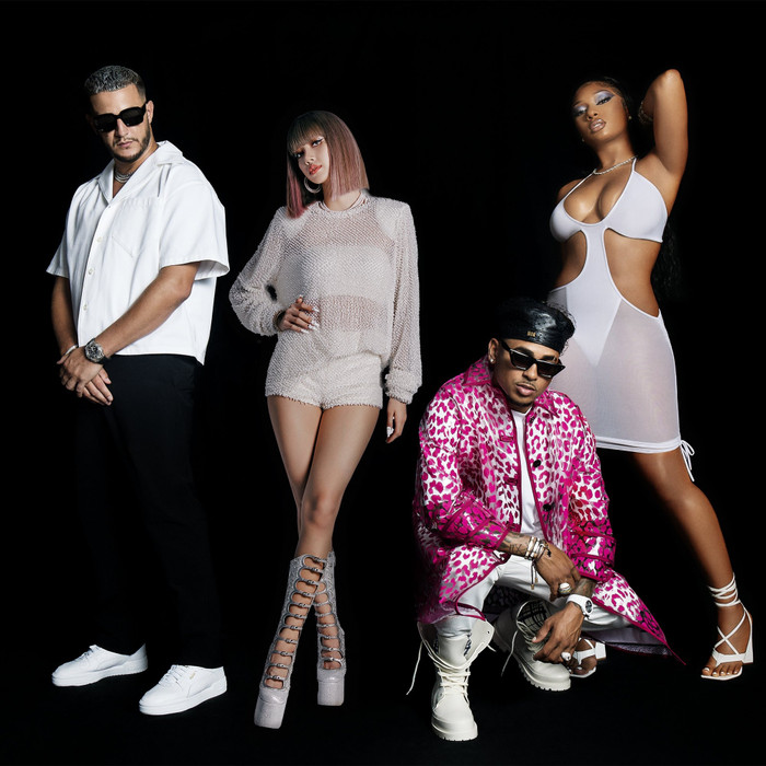 Đôi giày cao gót hầm hố được ekip Lisa Black Pink mix cùng set đồ trắng với áo xuyên thấu 