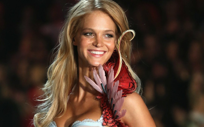 Lo sợ bị đuổi việc, cựu thiên thần của Victoria's Secret uống thuốc giảm cân đến mức trầm cảm Ảnh 2