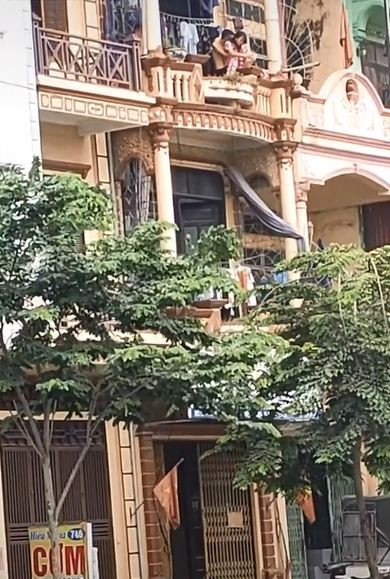 Nam thanh niên thản nhiên sờ soạng bạn gái ngay ngoài ban công. 