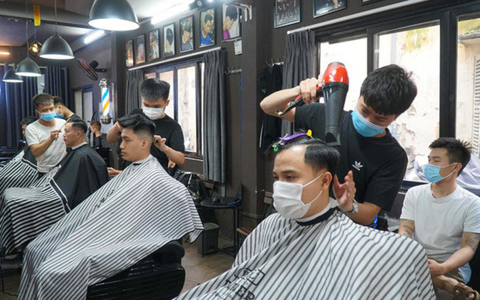 Một nhân viên cắt tóc dương tính SARS-CoV-2, Hà Nội tìm người đến salon cắt tóc Ảnh 1