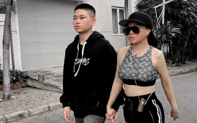 Rick kid Gia Kỳ hiếm hoi nói về ba, lần đầu tiết lộ 'ba nuôi con riêng' Ảnh 2