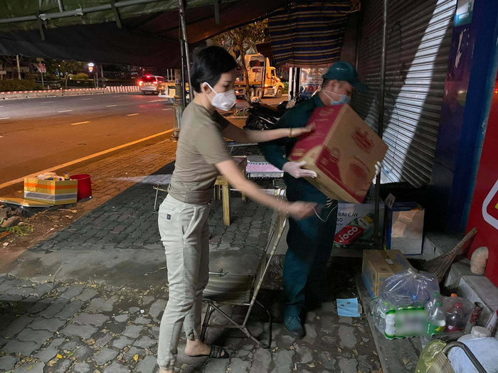 Xuân Lan làm từ thiện.