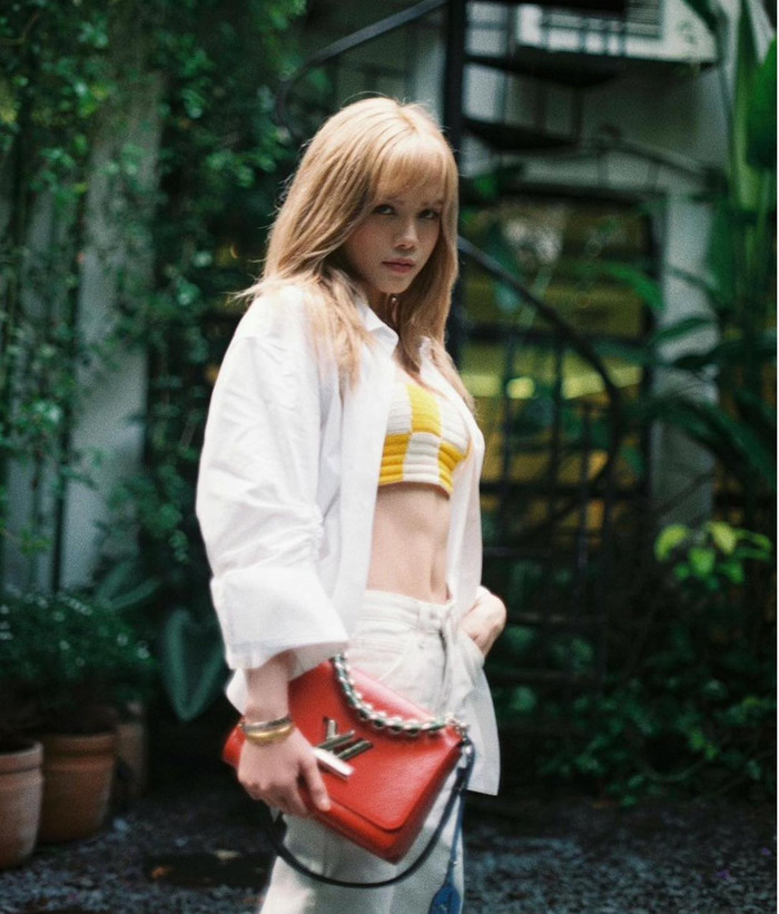 Trời Saigon vẫn còn nóng nắng khi vào Thu nên Thiều Bảo Trâm đã chọn set đồ rất mát mẻ để hợp với khí hậu 