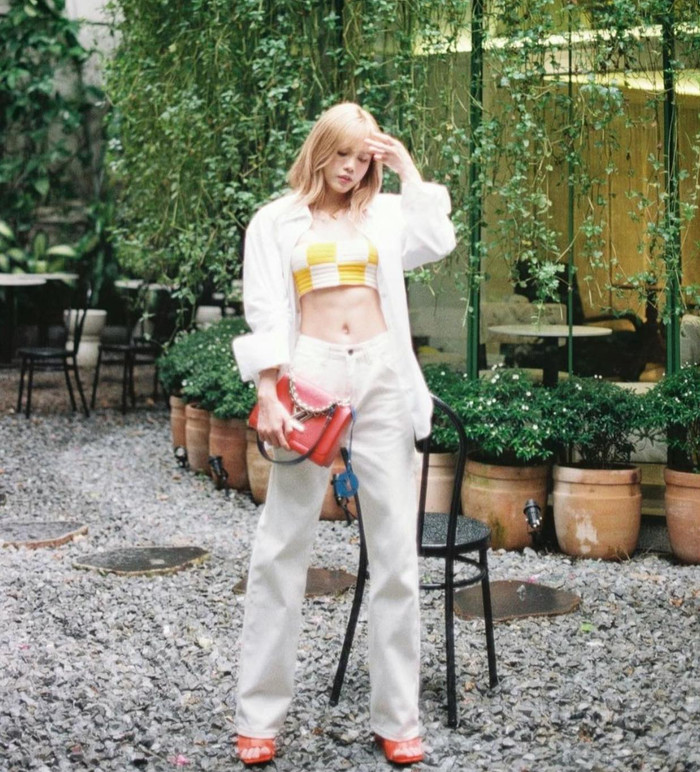 Thân hình hoàn mỹ cùng cách mix đồ với các gam màu cực kì tinh tế của nữ ca sĩ sinh năm 1994