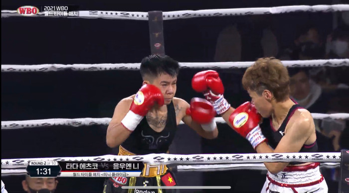 Võ sĩ Thu Nhi (trái) thắng Tada với điểm số 96-94.