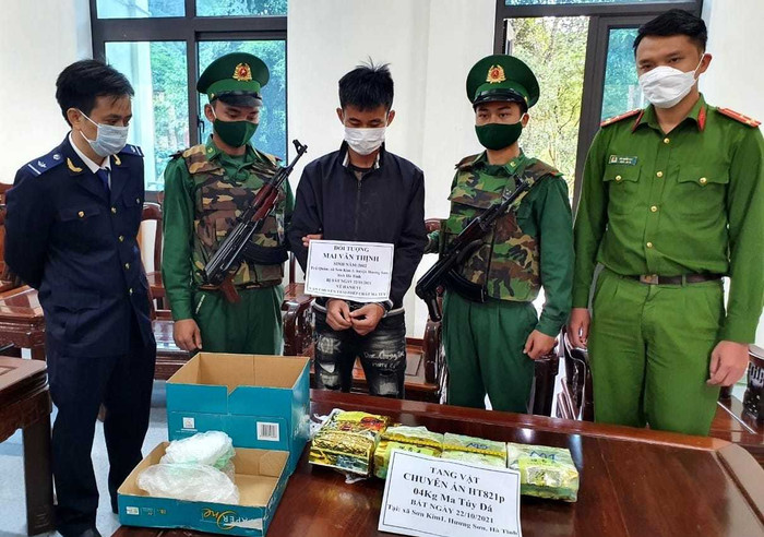 Thịnh cùng tang vật vụ án. Ảnh: VietNamNet