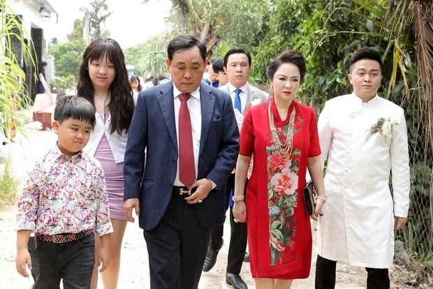 Natalie cùng gia đình trong đám hỏi anh trai