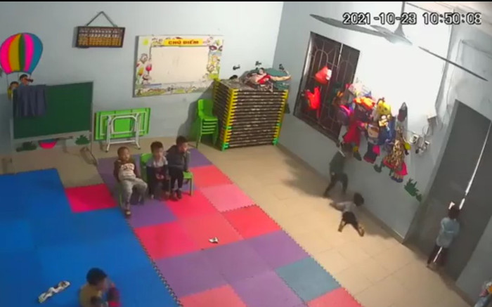 Xôn xao đoạn clip bé gái 2 tuổi bị bạn học đánh dã man ngay trong lớp Ảnh 2