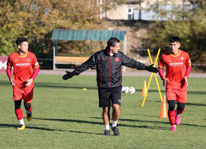 Trong buổi chiều, ông Park chỉ cho các học trò tập nhẹ.