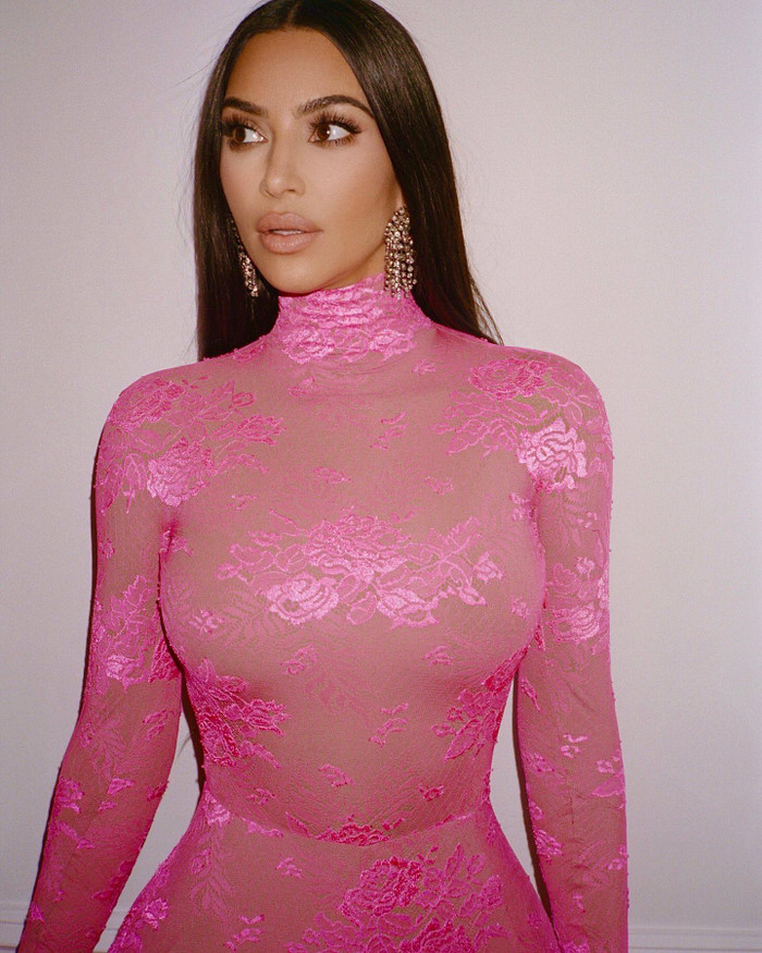 Bất chấp khen chê, Kim Kardashian liên tục mặc bodysuit o ép thân hình đồng hồ cát Ảnh 3