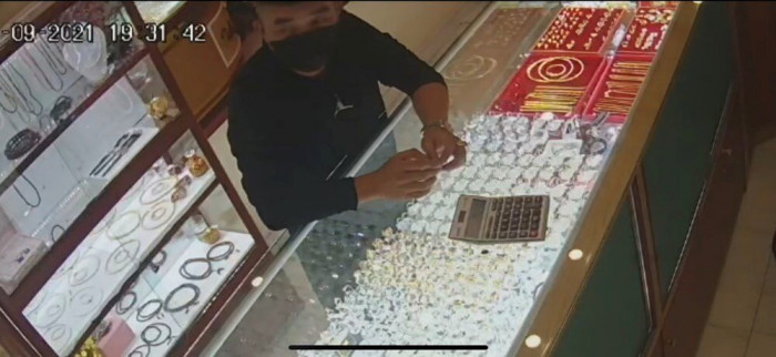 Hình ảnh đối tượng tại cửa hàng.