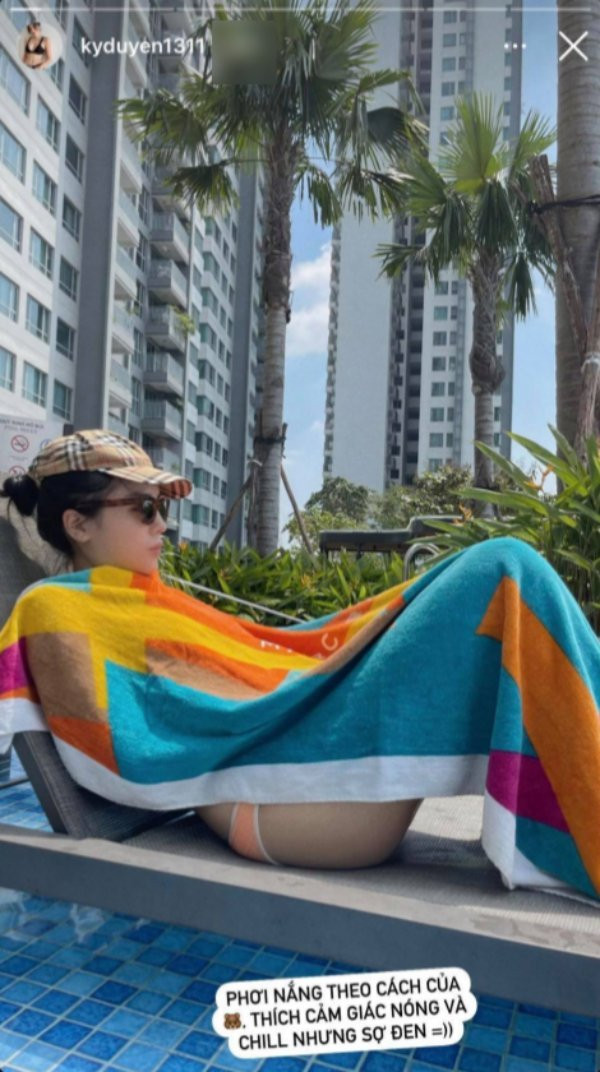 Cô nàng lý giải, mình thích cảm giác nóng và chill, nhưng sợ đen nên mới dùng tấm khăn che kín người như thế. 