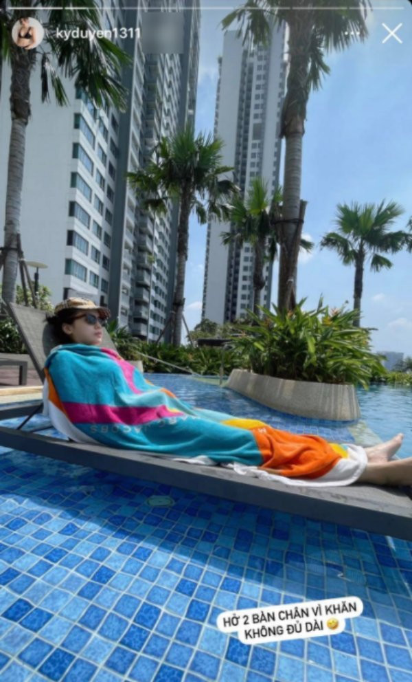 Cặp đôi Kỳ Duyên - Minh Triệu tắm nắng với style trái ngược, ai nhìn cũng phì cười Ảnh 3