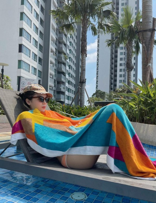 Kỳ Duyên khiến khán giả hoang mang với màn tắm nắng gần đây... 