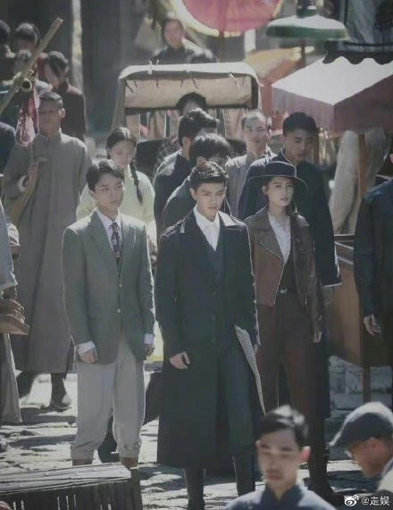 Hé lộ ảnh hậu trường mới nhất phim 'Thỉnh quân': Nhậm Gia Luân soái khí ngút trời, Lý Thấm không kém cạnh Ảnh 18