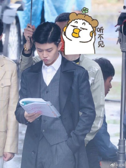 Hé lộ ảnh hậu trường mới nhất phim 'Thỉnh quân': Nhậm Gia Luân soái khí ngút trời, Lý Thấm không kém cạnh Ảnh 8