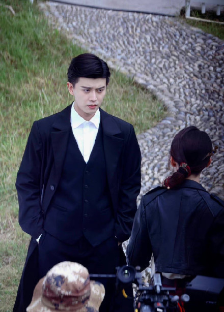 Hé lộ ảnh hậu trường mới nhất phim 'Thỉnh quân': Nhậm Gia Luân soái khí ngút trời, Lý Thấm không kém cạnh Ảnh 10