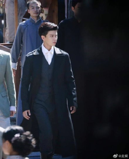 Hé lộ ảnh hậu trường mới nhất phim 'Thỉnh quân': Nhậm Gia Luân soái khí ngút trời, Lý Thấm không kém cạnh Ảnh 7