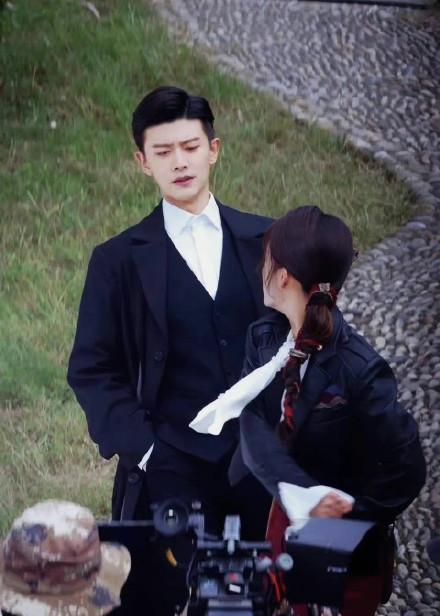 Hé lộ ảnh hậu trường mới nhất phim 'Thỉnh quân': Nhậm Gia Luân soái khí ngút trời, Lý Thấm không kém cạnh Ảnh 9