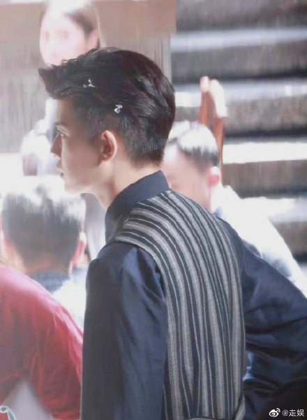 Hé lộ ảnh hậu trường mới nhất phim 'Thỉnh quân': Nhậm Gia Luân soái khí ngút trời, Lý Thấm không kém cạnh Ảnh 16