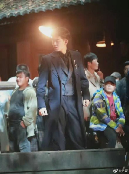 Hé lộ ảnh hậu trường mới nhất phim 'Thỉnh quân': Nhậm Gia Luân soái khí ngút trời, Lý Thấm không kém cạnh Ảnh 17