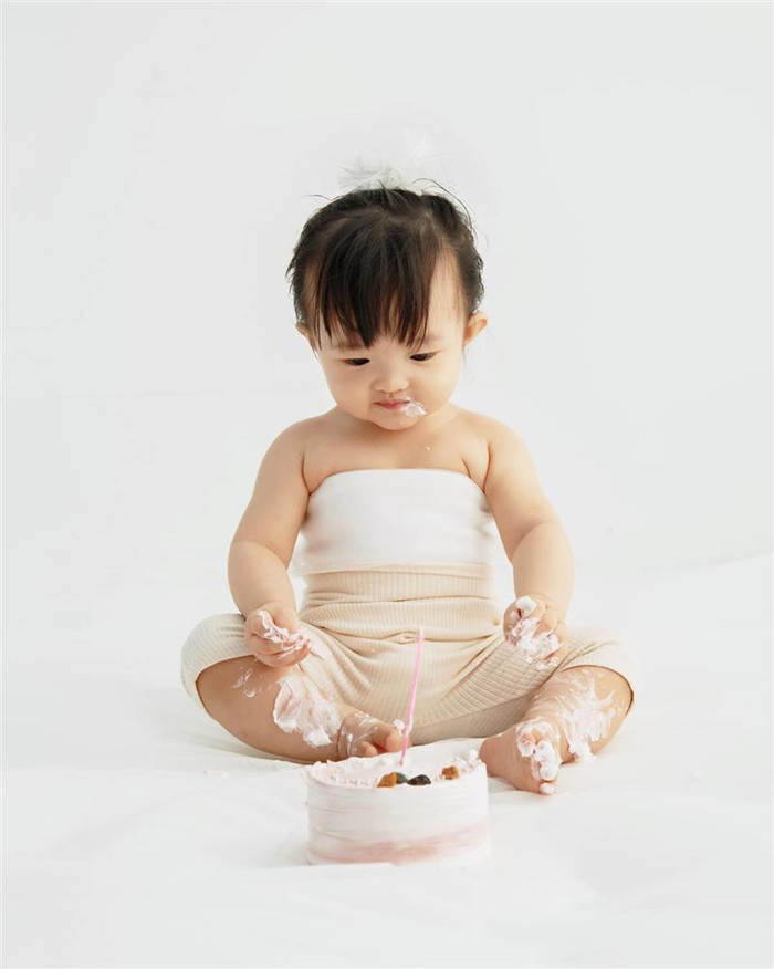 Váy màu beige đi cùng áo quây trắng tạo thành concept nhẹ nhàng, rất thơ. 
