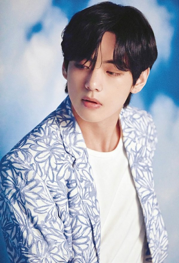 BigHit thông báo thành viên V bị đau bắp chân khi tổng duyệt hôm qua.