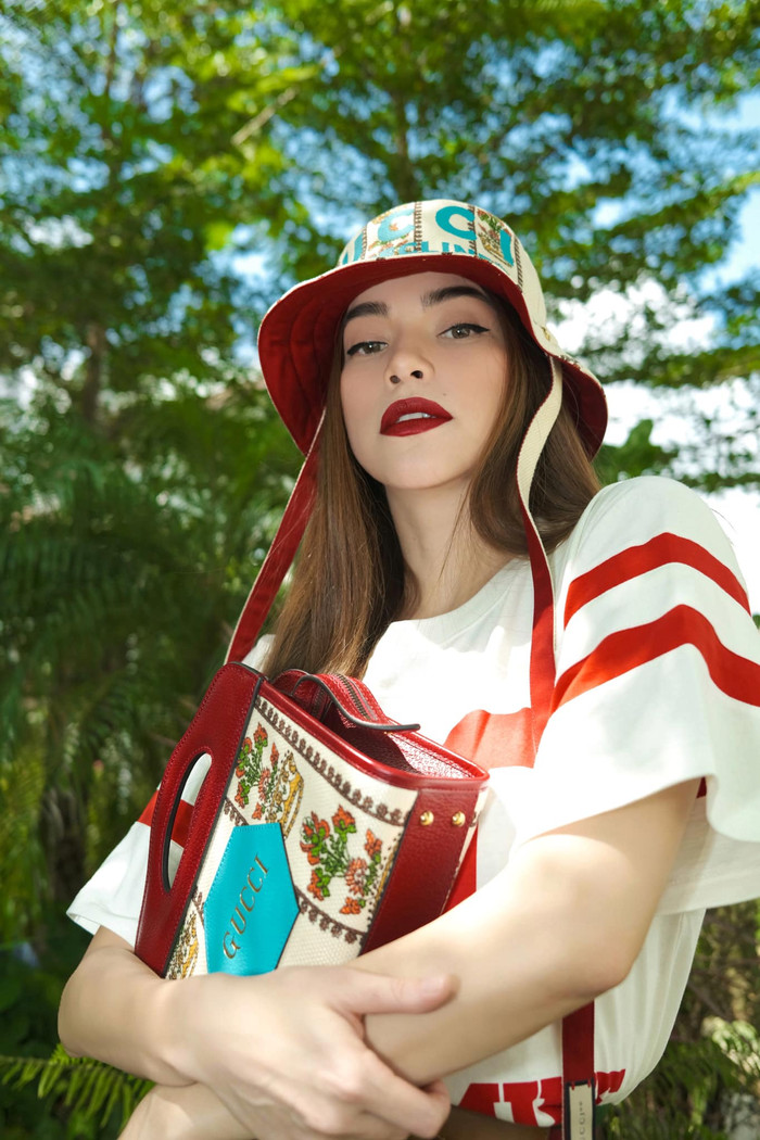 Hà Hồ trong loạt ảnh chụp streetstyle ngày cuối tuần với tông đỏ là gam chủ đạo