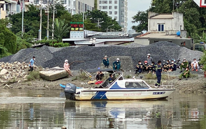 Cảnh sát lặn tìm người đàn ông vừa khỏi Covid-19, nghi nhảy cầu Ảnh 2