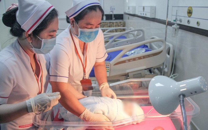 Sản phụ đẻ rơi trên xe ô tô, bé bị đứt dây rốn, tài xế kịp thời đỡ được đứa bé Ảnh 2