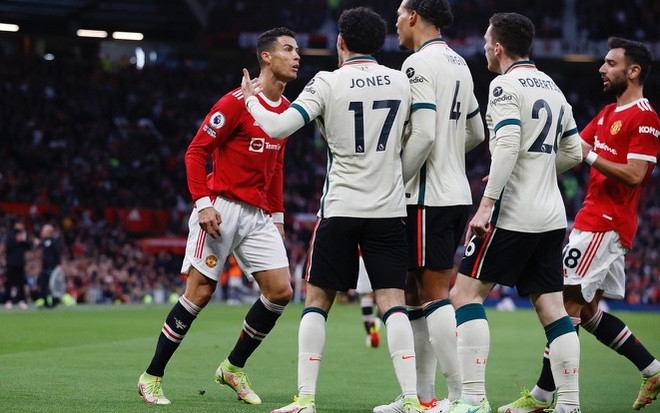 Ronaldo cay cú vì Man United thua nhục nhã trước Liverpool, hay tại Salah quá hay? Ảnh 2