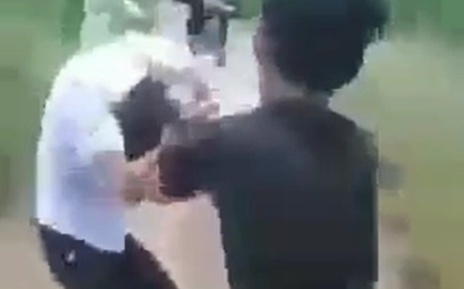 Xôn xao clip nữ sinh bị nam sinh túm tóc đánh đập, dìm xuống nước dã man Ảnh 2