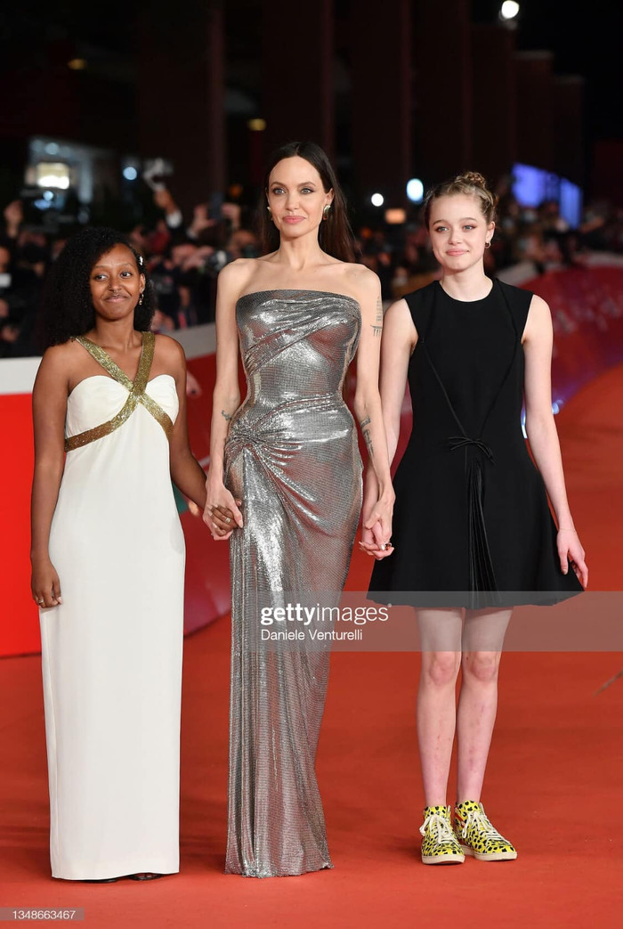 Con gái của Jolie -Zahara trong váy trắng lấy cảm hứng từ nữ thần Hy Lạp, trong khi Shiloh chọn một chiếc váy đen đến từ nhà mốt Versace