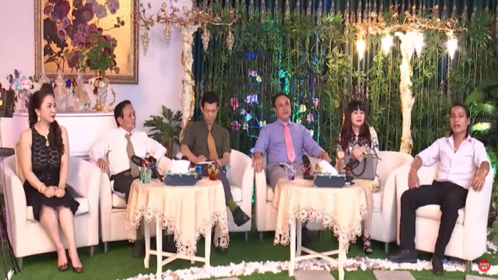 Bà Phương Hằng cùng những khách mời trong livestream tối 24/10