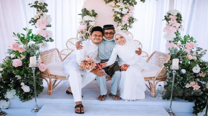 Anh Wan Razali bên cạnh con gái trong đám cưới của cô. 