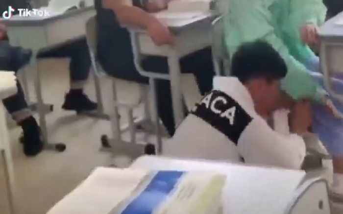 Nam sinh đùa nghịch bị xô ngã, bàn tay 'thần thánh' của nữ sinh cứu anh chàng một pha trông thấy! Ảnh 2