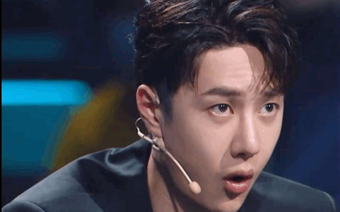 Vương Nhất Bác có biểu cảm gây chú ý khi thấy 'hảo huynh đệ' thân mật với dancer nữ Ảnh 2