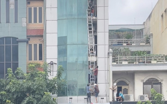 Cháy căn nhà 5 tầng ở TP.HCM, một thanh niên trượt chân rơi từ tầng 4 xuống đất Ảnh 2