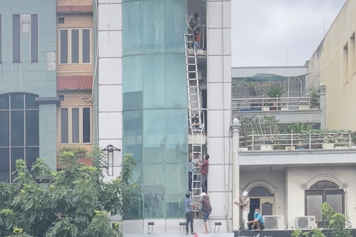 Người dân dùng thang cứu những nạn nhân bị mắc kẹt trên tầng. Ảnh: An Huy/Zing
