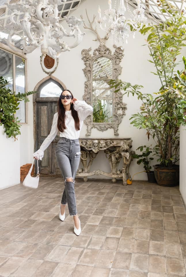 Cô còn được biết đến với danh xưng khác 'Chân dài không tuổi'.