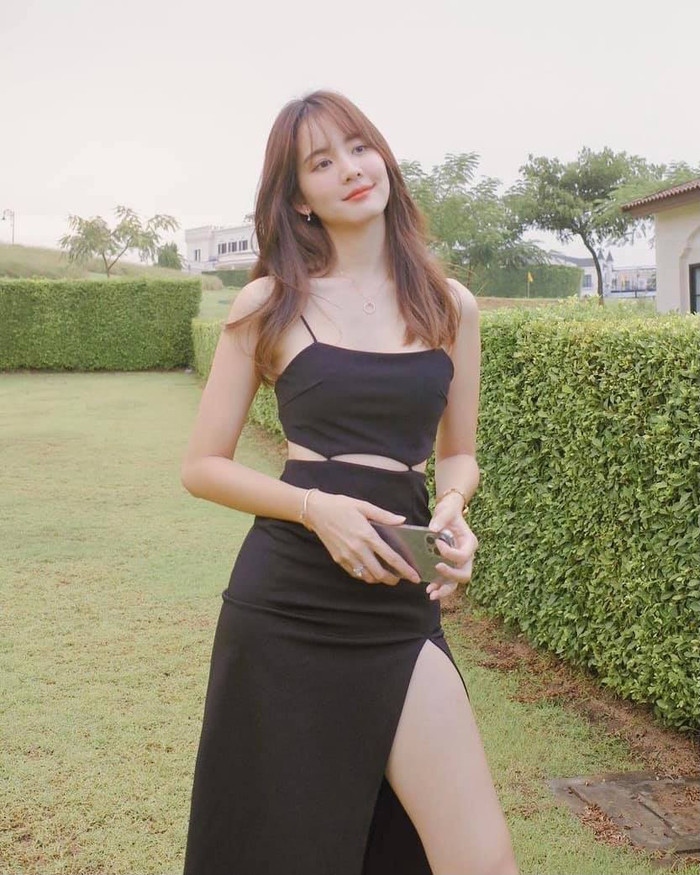 Không phải con lai, xuất thân từ một ca sĩ sau đó đi đóng phim thế nhưng Bow Maylada lại sở hữu chiều cao tựa một model chuyên nghiệp. Với chiều cao 1m76 đôi khi cô nàng lại đưa bạn diễn nam vào thế khó bởi dễ dàng 'dìm' người đối diện.