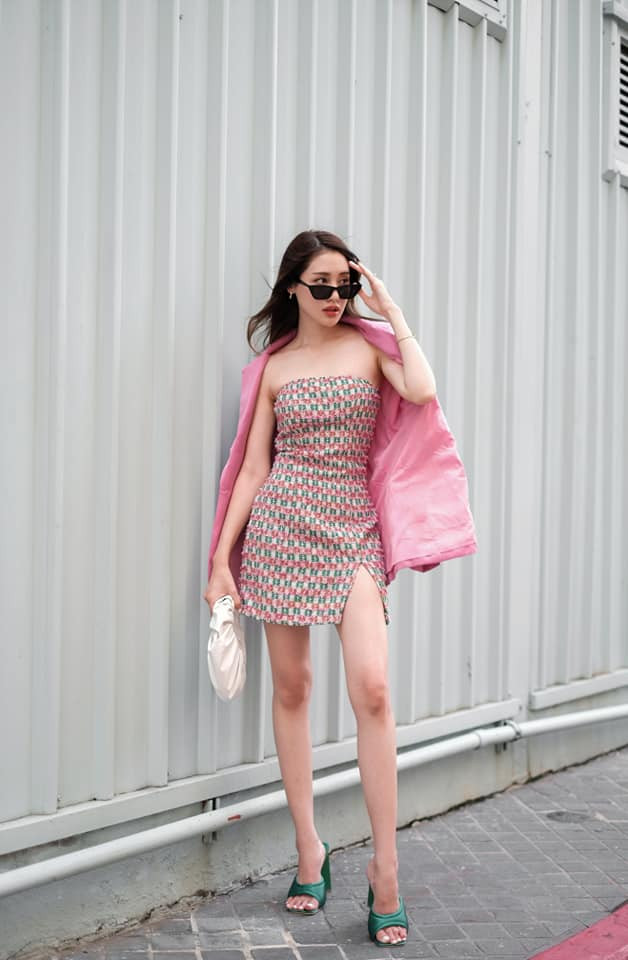 Cô thường xuyên làm người mẫu ảnh cho nhiều thương hiệu nổi tiếng. 