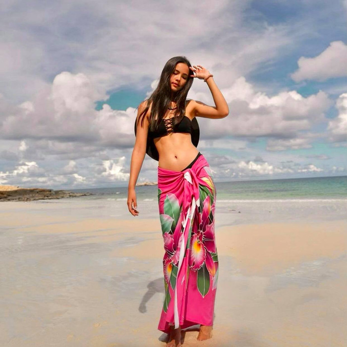 'Bông hồng lai' Thái - Nauy Yaya Urassaya sở hữu chiều cao bằng cô bạn thân Kimmy Kimberley là 1m71.