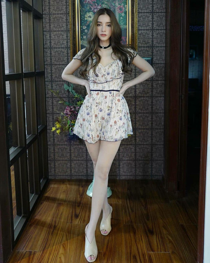 Nữ diễn viên Thái Lan quen mặt với khán giả Việt - Vill Wannarot cao 1m69. Điểm nhấn của cô nàng là đôi chân dài.