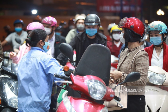 Hà Nội: Hàng loạt cây xăng 'thất thủ', người dân xếp hàng, mang can đi mua trước dự đoán giá xăng tăng Ảnh 16